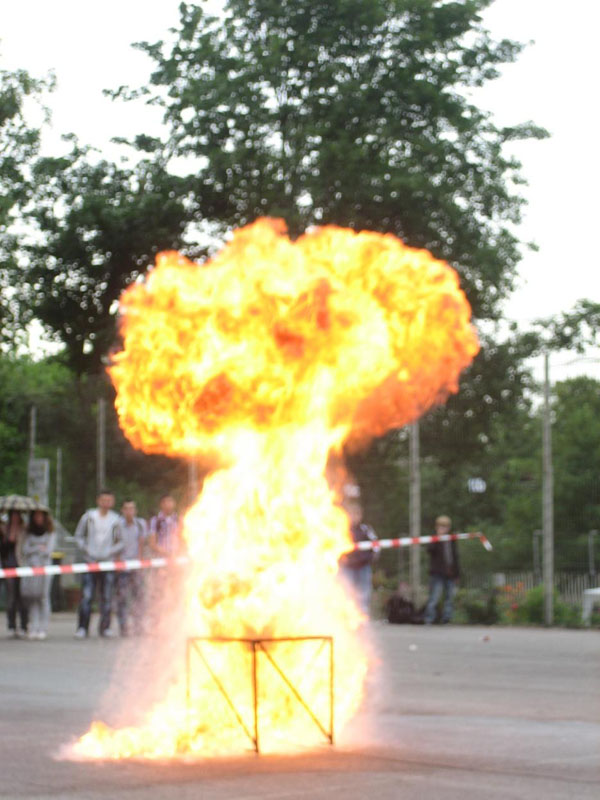 Fettbrandversuch im Außenbereich mit der Feuerwehr Duisburg